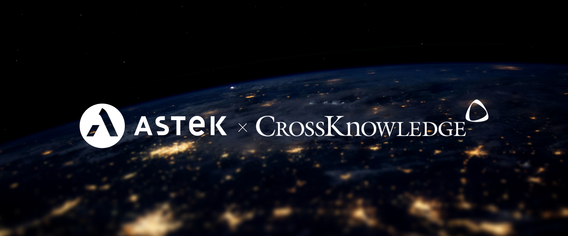Image de la terre vu de l'espace avec le logo d'Astek et ChrossKnoledge