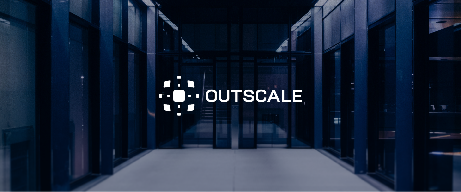 logo d'époque de Outscale avec en arriere plan un Data Center