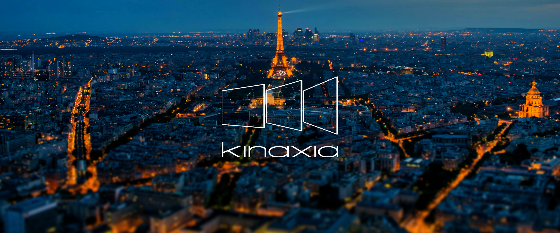 Logo de Kinaxia avec en fond Paris vu du ciel de nuit