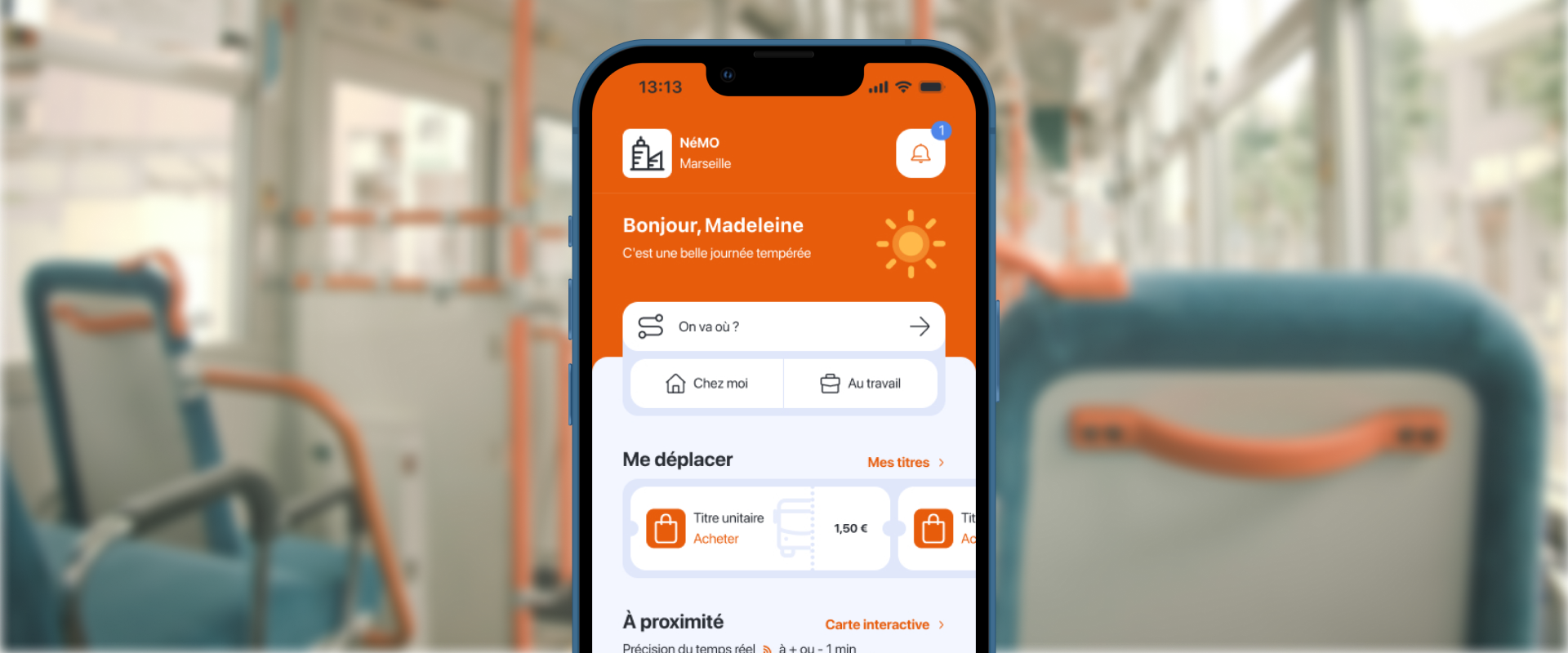 Coverture Nemo, avec la home page de l'application sur un smartphone, avec l'intérieur d'un bus en arrière plan.