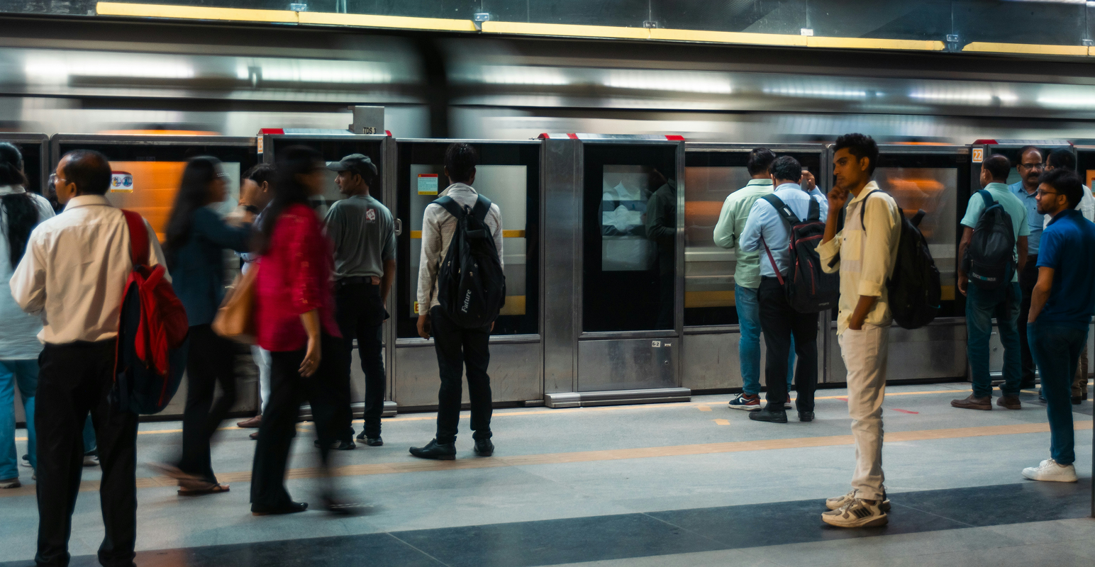 personnes qui attendent le metro