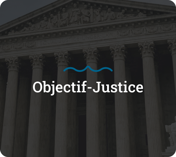 logo objectif-justice sur image en fond c'est l'entrée d'un palais de justice