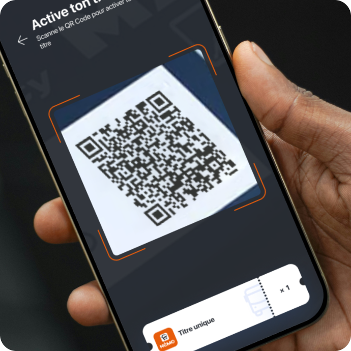 Vu scan qrcode, de l'application sur le smartphone tenu par une personne