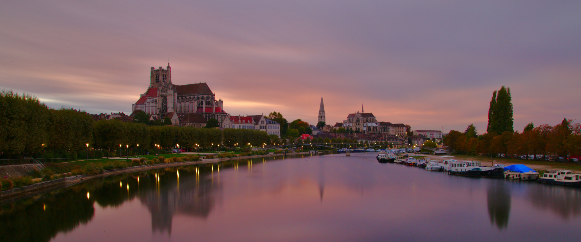 Auxerre ville au couché du soleil.