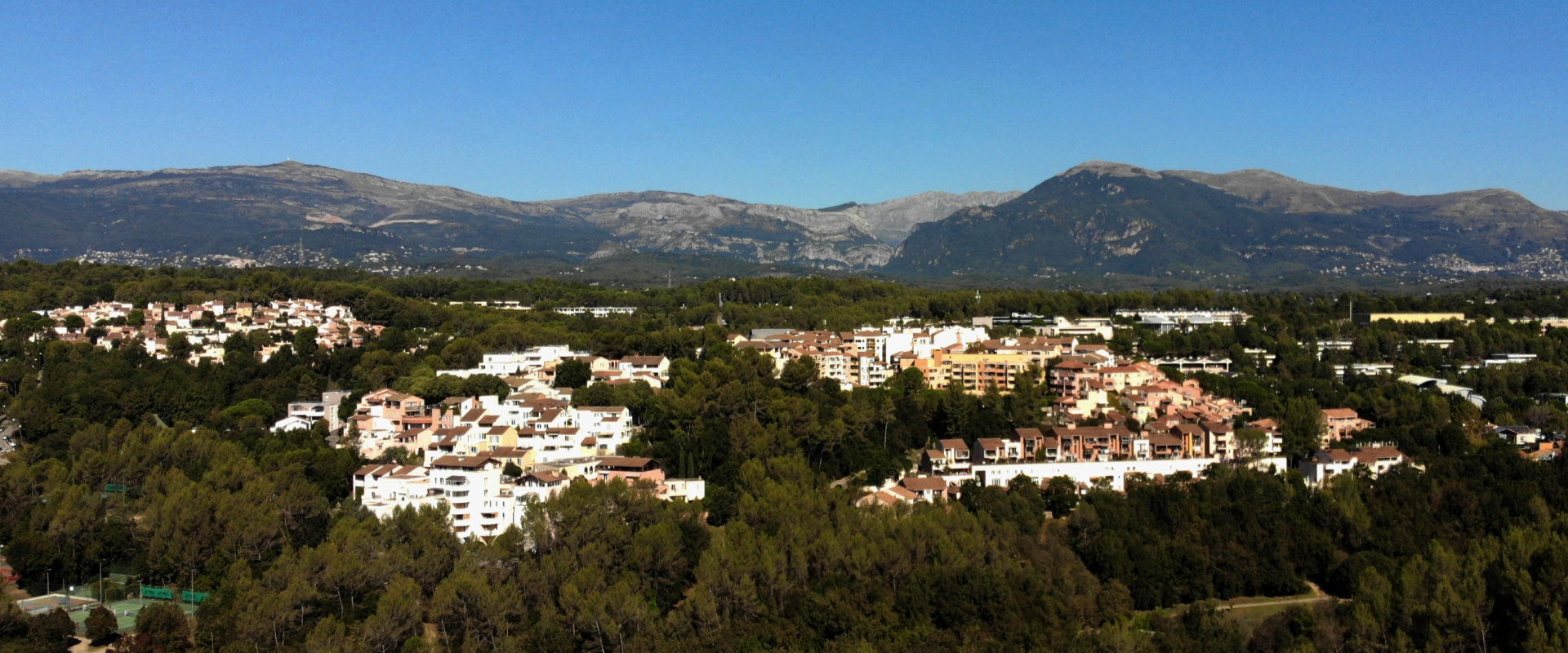 Quartier Garbejaïre à Valbonne, Sophia-Antipolis avec les collines des caussols au fond.