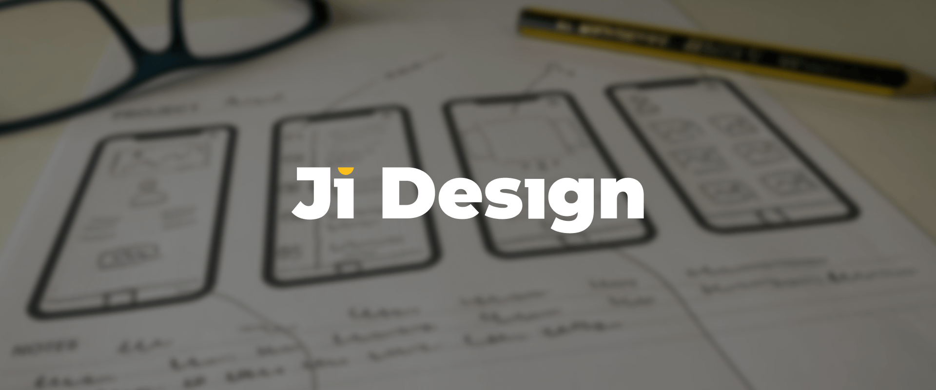 Mon logo avec en arriere plan un bureau avec lunettes, crayon et schema